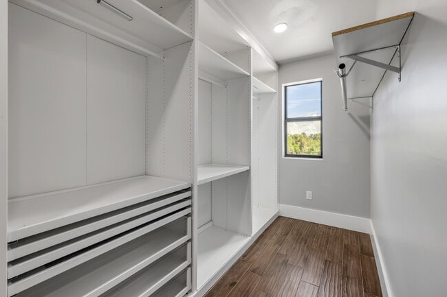 Building Photo - 1707 N Peninsula Ave