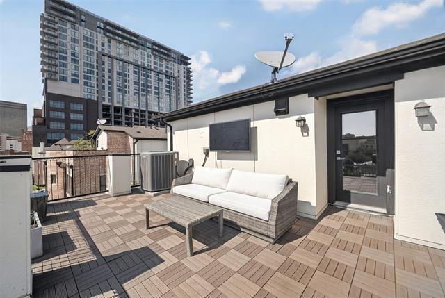 Building Photo - 520 S Pearl Expy