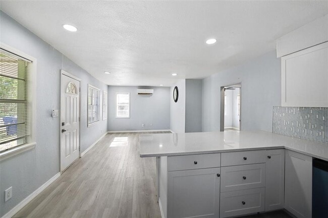 Building Photo - 524 6th Ave NE