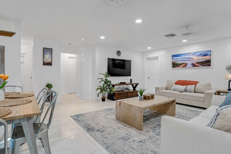 Building Photo - 244 Greymon Dr