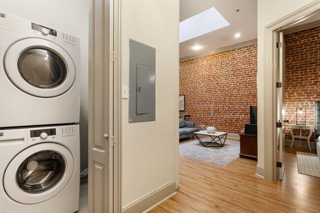 Building Photo - 30 Baronne St