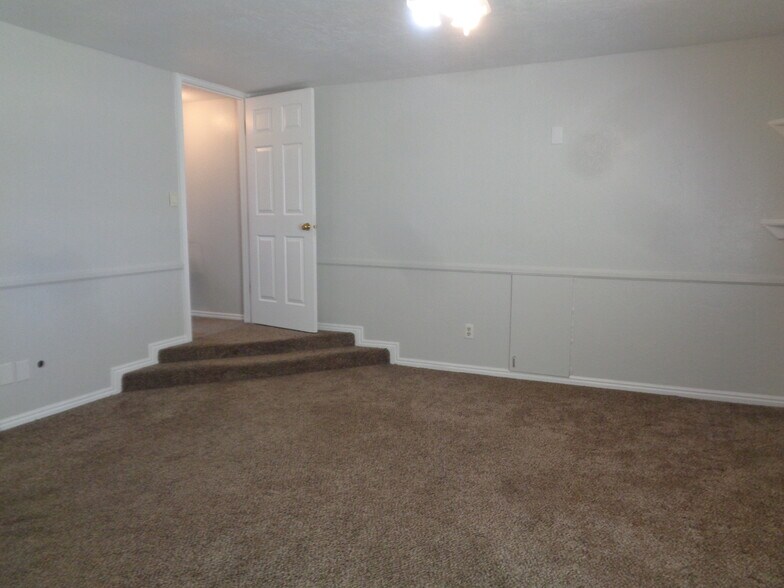 Building Photo - 8816 W Florence Dr