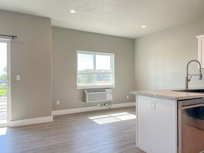 Building Photo - Pet Friendly 2 bed/ 2 bath unit at Soldier Ridge!