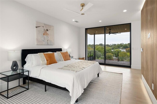 Building Photo - 2401 Oakhaven Cir