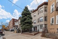 Building Photo - 146 Bowers St