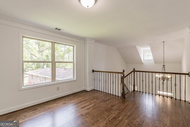 Building Photo - 1410 Eastland Rd SE