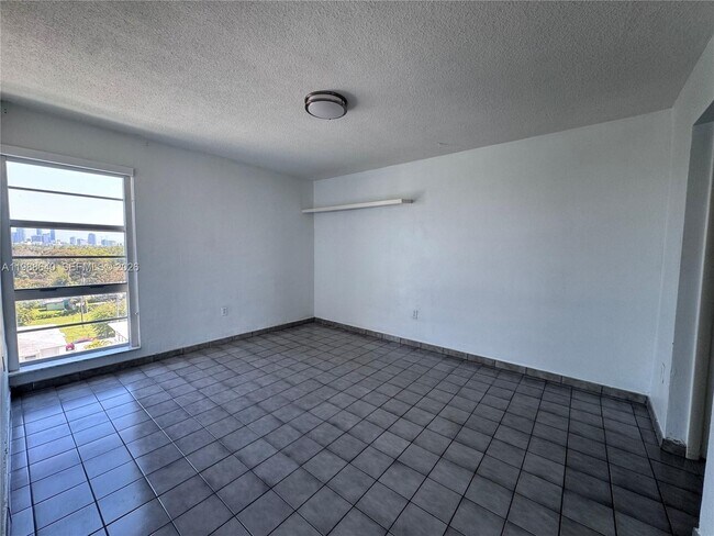 Building Photo - 1400 SW 27th Ave