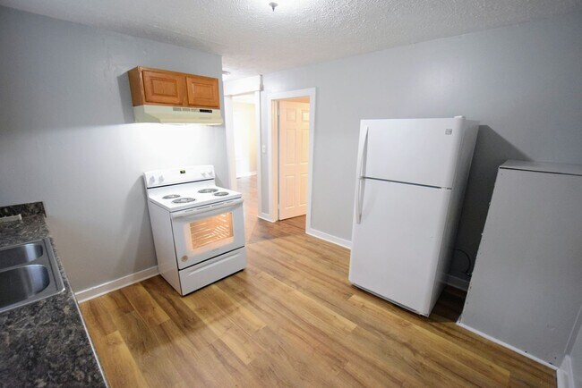 Building Photo - 809 Varsity Dr