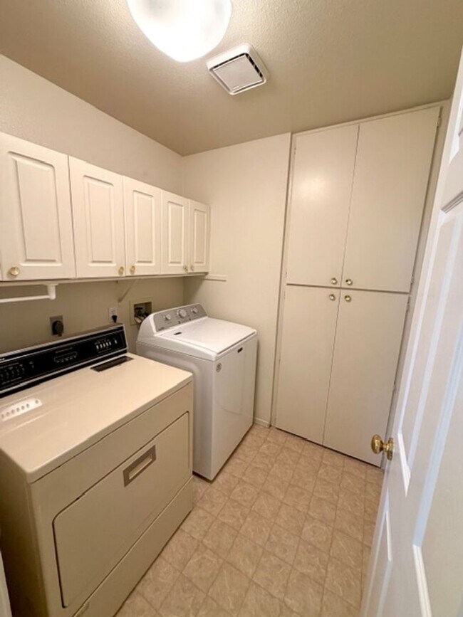 Building Photo - 6125 Greenbrook Dr