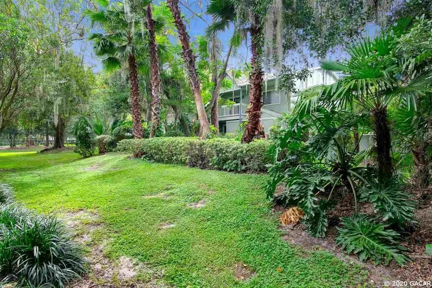 View of landscaping in the rear of the property. - 4411 SW 34th St