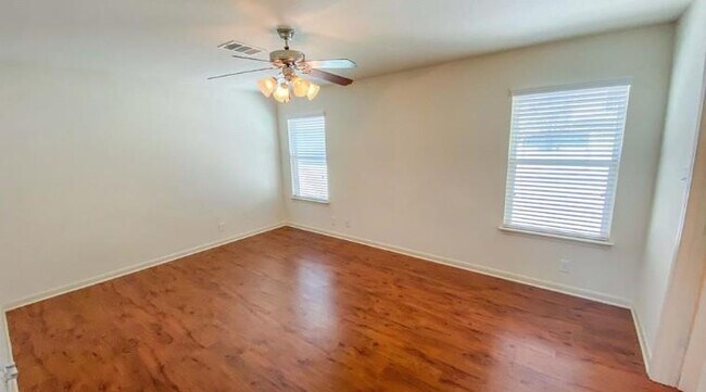 Building Photo - 915 Alamo Plaza Dr