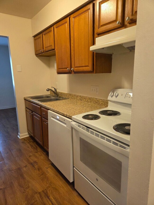 Building Photo - Spacious 3 bedroom 2 bath