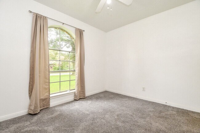 Building Photo - 9037 Crestview Dr