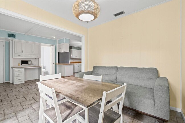 Building Photo - Five Bedroom in Country Club Woods