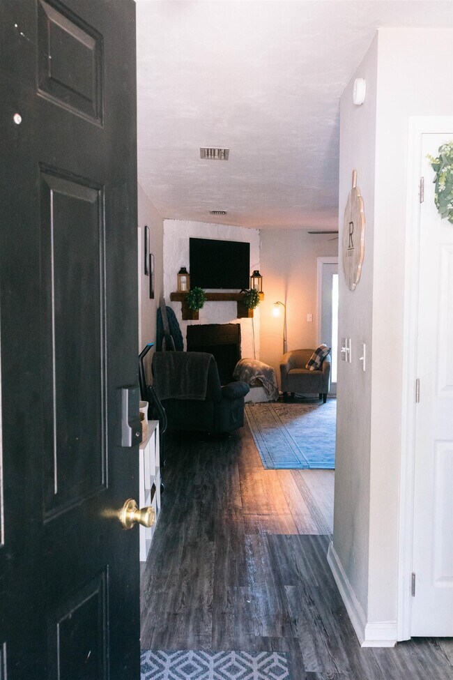 Building Photo - 2597 Panther Creek Rd