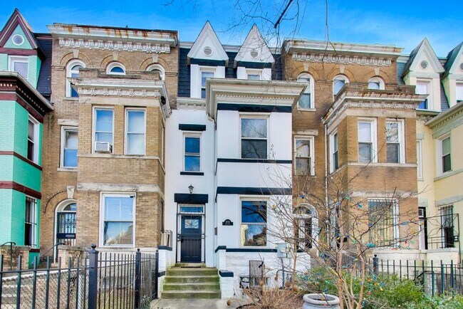 Building Photo - Sprawling 5 Bed, 3 Bath, Two Kitchens, Dual Back Decks, Two Office/Den Townhouse, 2 WD in Unit - ...