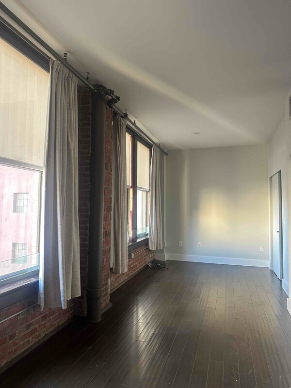 Building Photo - 460 S Spring St