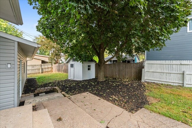 Building Photo - 4 bed/2bath in Bettendorf, IA