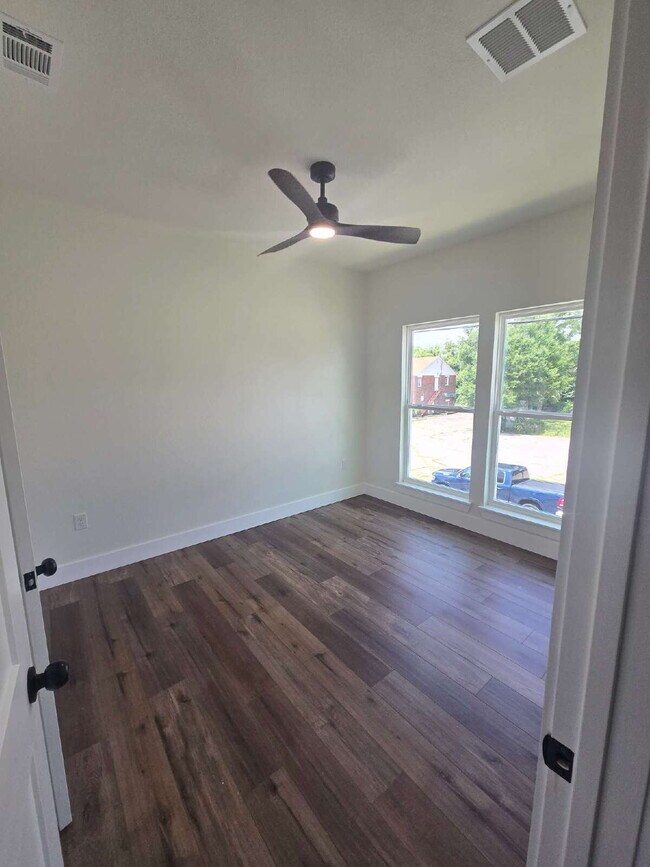 Building Photo - New Construction, 3 bed 3 bath near downtown!