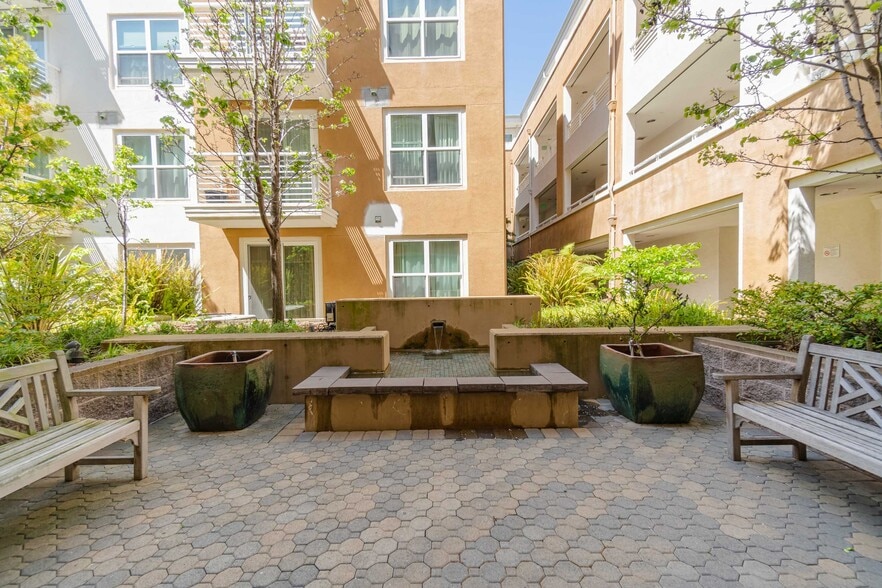 Building Photo - 301 Crescent Ct