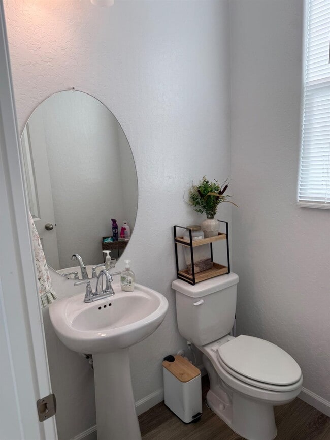 Building Photo - 761 S Kandarian Ave