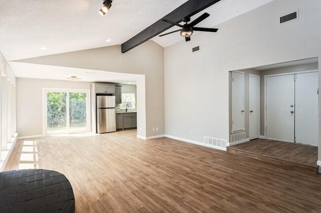 Building Photo - 1802 Hillcrest Dr