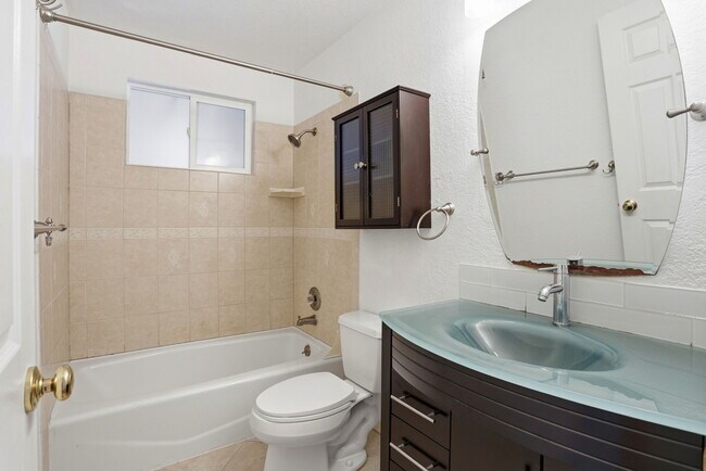 Building Photo - 933 Barstow Ct