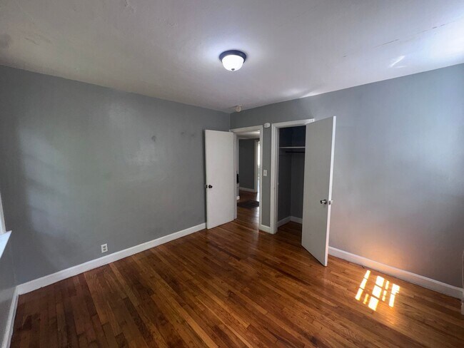 Building Photo - 1529 Charlotte Ave
