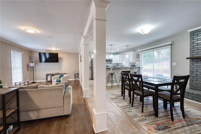 Building Photo - 2418 Brookdale Dr NE