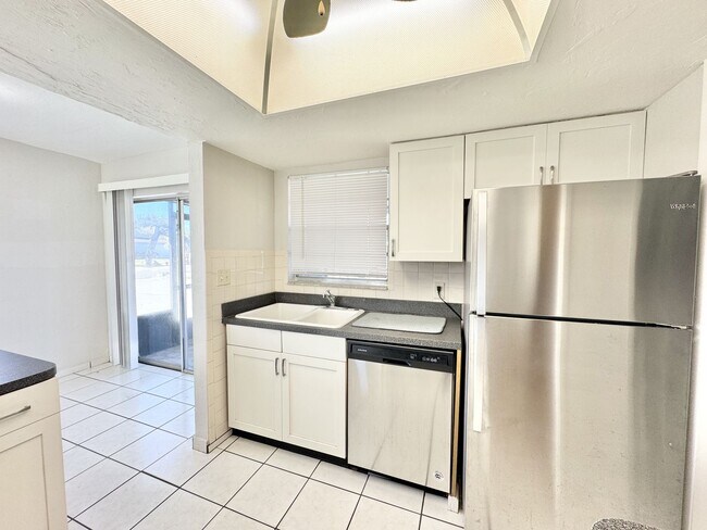 Building Photo - ** NAPLES PARK ** 3 BED / 2 BATH ** PET OK...
