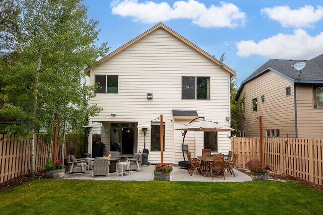 Building Photo - Spacious 4-bed Home with High Ceilings