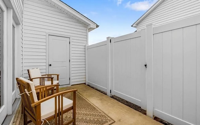 Building Photo - Like new modern maintenance free 3 bedroom 2.5 bath townhouse in Greensboro. Lawn care included.
