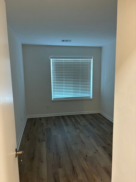 Building Photo - 1207 University Ter