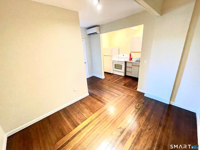 Building Photo - 1015 W Main St