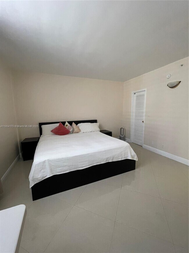 Building Photo - 3001 S Ocean Dr