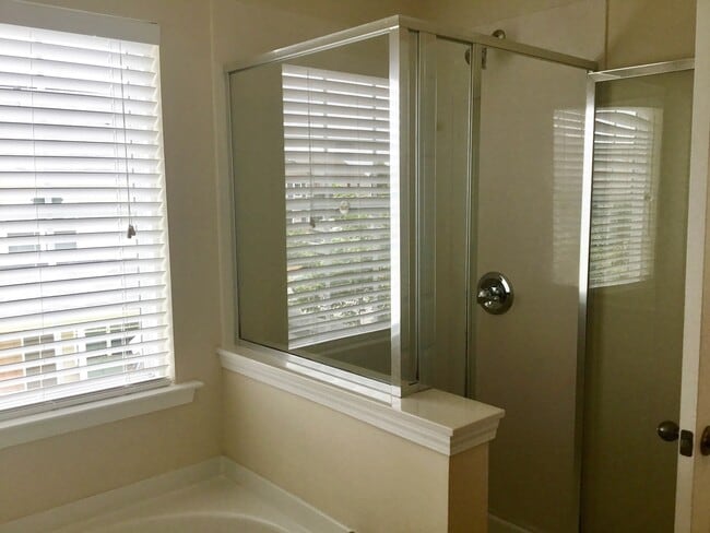 Building Photo - End Unit Townhome with Tons of Extra Storage!