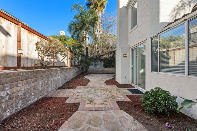 Building Photo - Spacious Vista Home