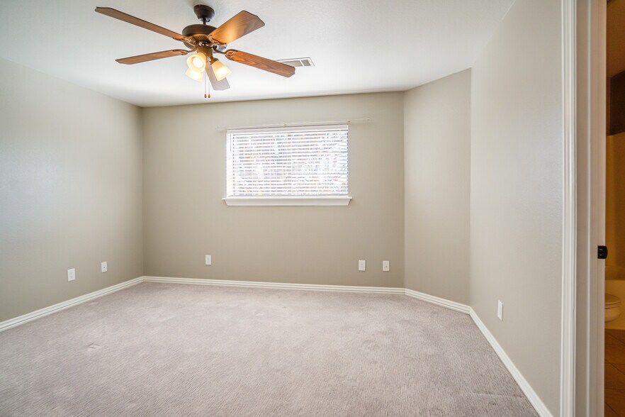 Building Photo - 4015 Glenstone Terrace