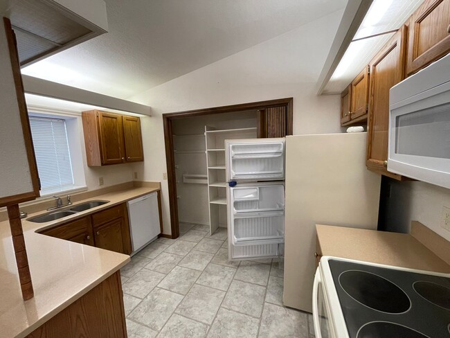 Building Photo - Spacious Condo in West Billings with a ten...