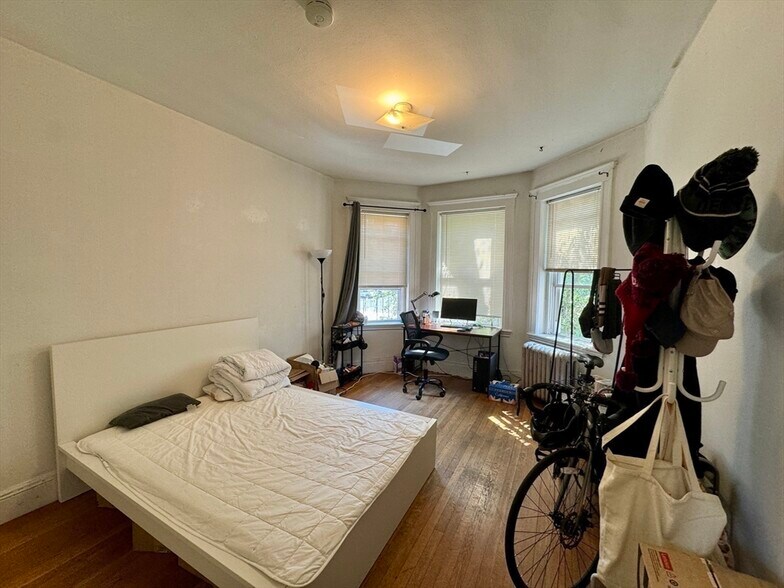 Building Photo - 190 Kelton St