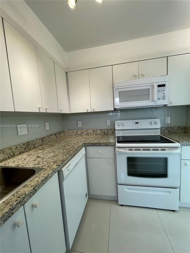 Building Photo - 220 Kings Point Dr