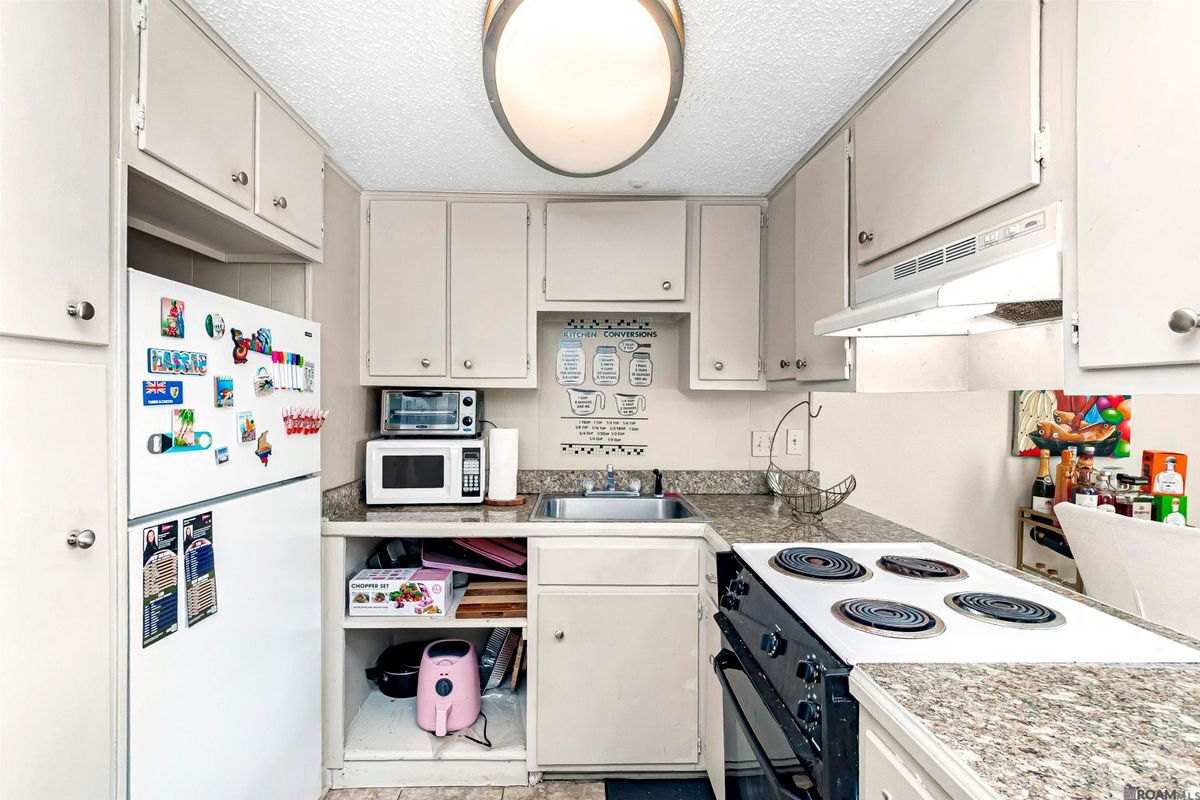 Building Photo - 3005 Highland Rd