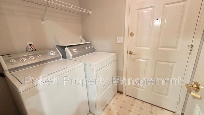 Building Photo - 1010 NW Poppy Ct