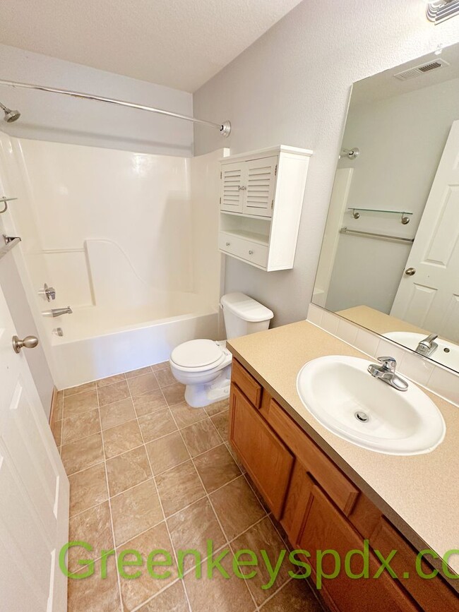 Building Photo - Awesome 3-bedroom 2.5-bathroom house in NE...