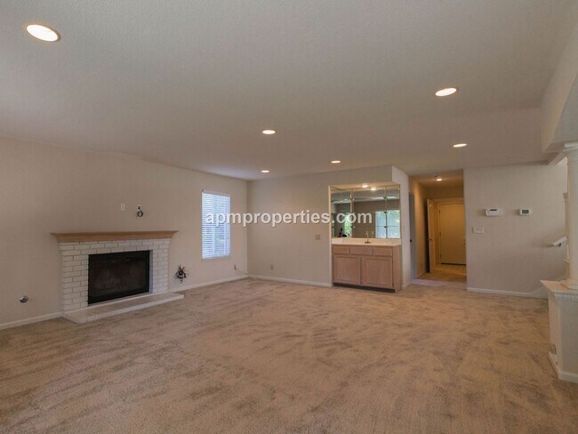 Building Photo - Elegant 4 Bedroom, 3 bath, 3-Car Garage in...