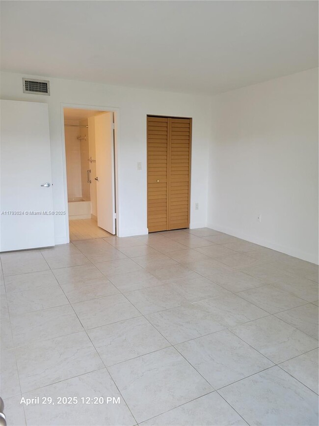 Building Photo - 8860 SW 123rd Ct