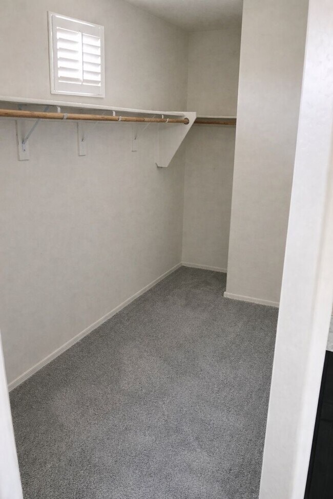 Building Photo - 3 bedroom 3 bath Home