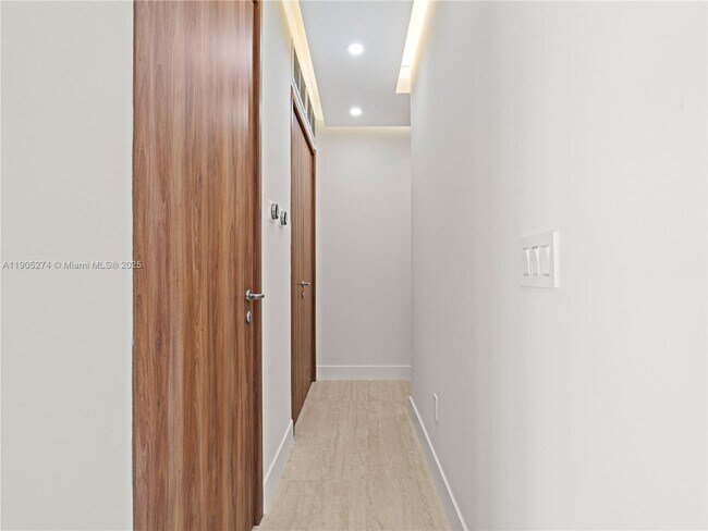 Building Photo - 543 NE 109th St