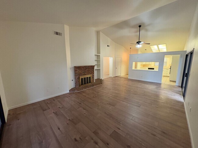 Building Photo - SW Visalia Home Available Now!