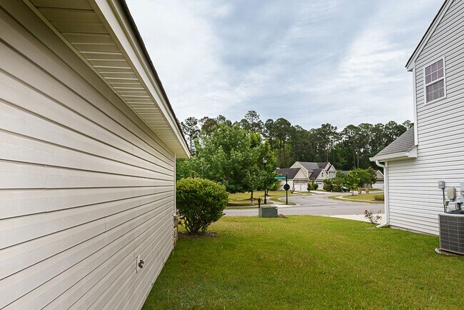 Building Photo - Three Bedroom House with Gated Backyard